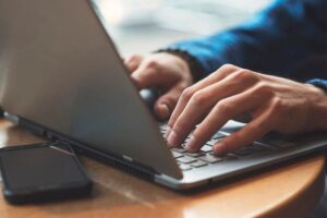 Digitalität und Nervensystem – Hände am Laptop