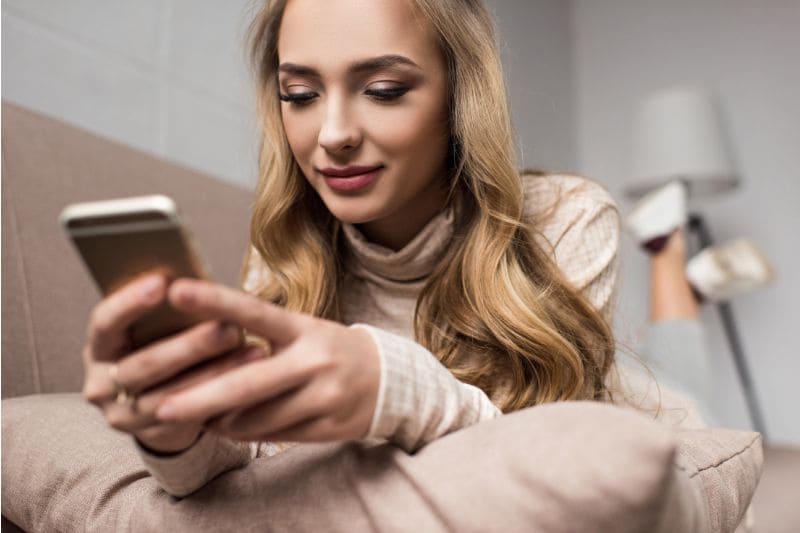 Digitalität und Nervensystem – junge Frau am Smartphone