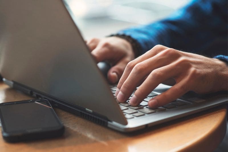 Digitalität und Nervensystem – Hände am Laptop