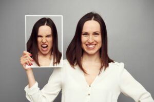 Emotionen verkörpern – Frau lächelnd und wütend