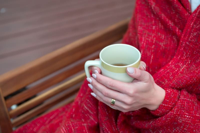 Frau trinkt Tee – Selbstfürsorge in Heilberufen
