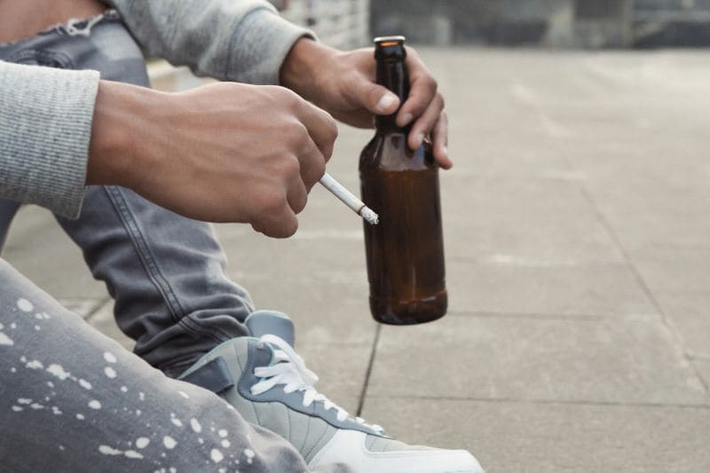 Trauma, Sucht und Sehnsucht – Teenager mit Zigarette und Bierflasche