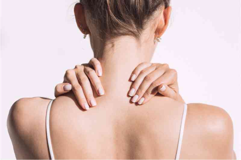 Nackenschmerzen-Stress-und-Trauma-zeigen-sich-im-Koerper