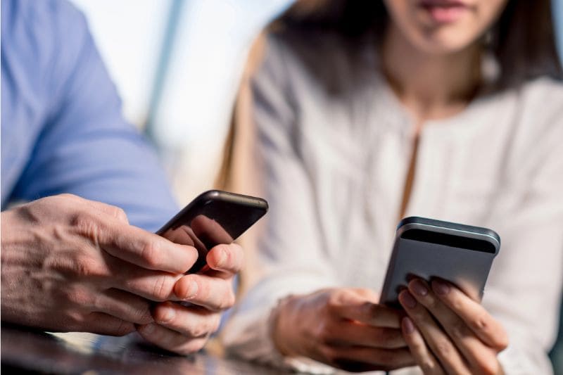 Paar mit Smartphones – Social Media und Bindung